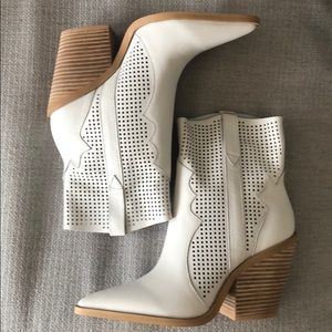 STEVE MADDEN 	VIOLET WHITE LEATHER size: 9